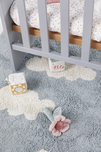 Le lit de bébé Steffi s'adapte à toutes les chambres. Les finitions avec des touches de bois donnent au lit un aspect chaleureux. Trop confortable !